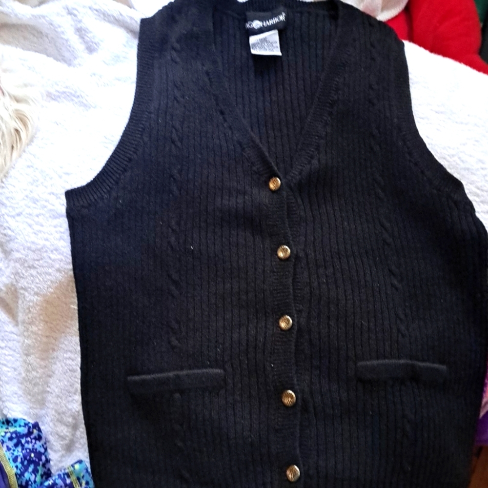 Sag Harbor women's sweater vest. Medium